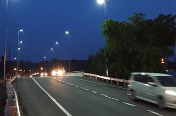 Bersinar terang sepanjang malam: kelebihan warna menukar lampu laluan Solar